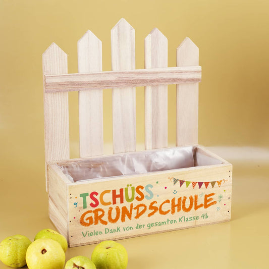 Mit Folie ausgekleidete Holzkiste mit Text personalisiert als Abschiedsgeschenk für Lehrer