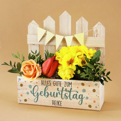 Pflanzkiste zum Geburtstag mit Konfetti und Name bedruckt, mit Dekorationsbeispiel mit Blume