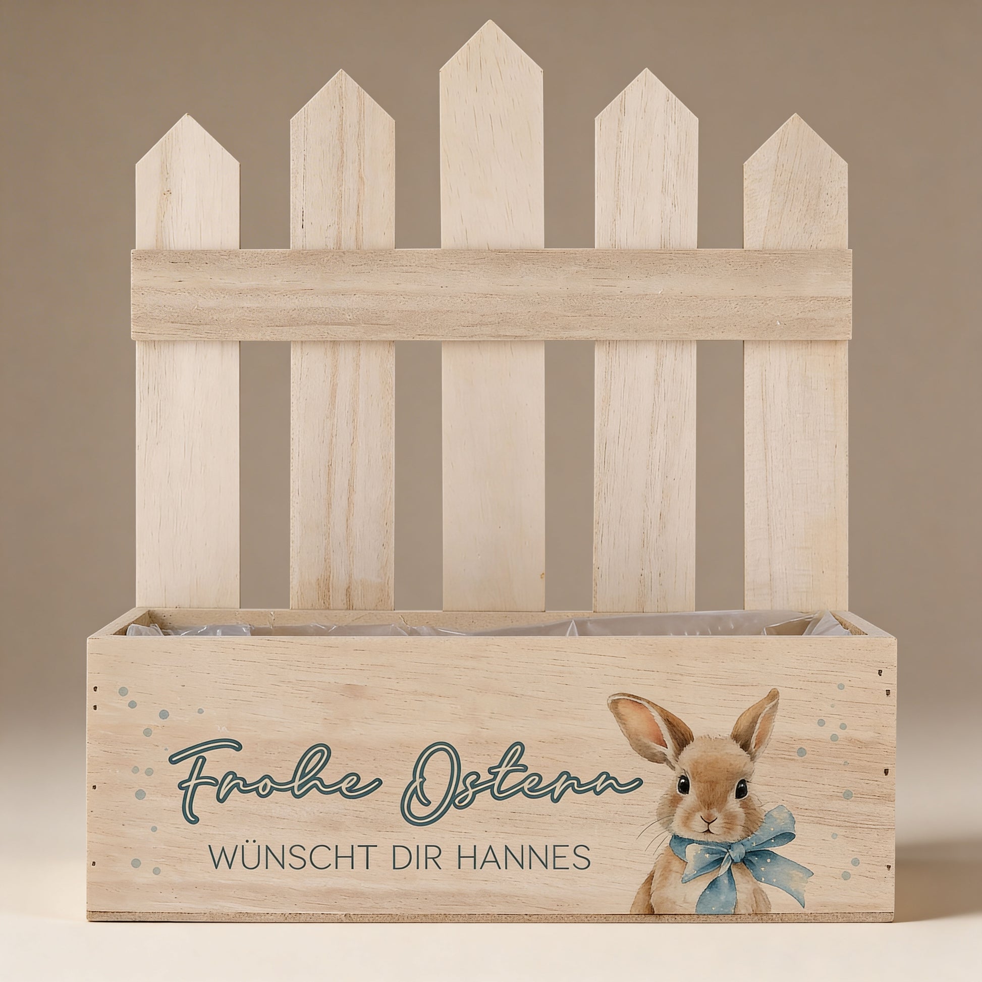 Personalisierter Oster Pflanzkorb aus Holz mit Zaunelement, Hasenmotiv mit blauer Schleife und Schriftzug „Frohe Ostern“