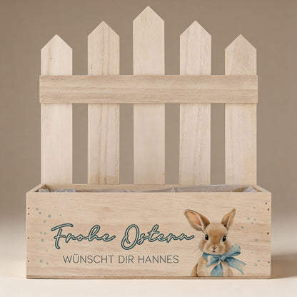 Personalisierter Oster Pflanzkorb aus Holz mit Zaunelement, Hasenmotiv mit blauer Schleife und Schriftzug „Frohe Ostern“