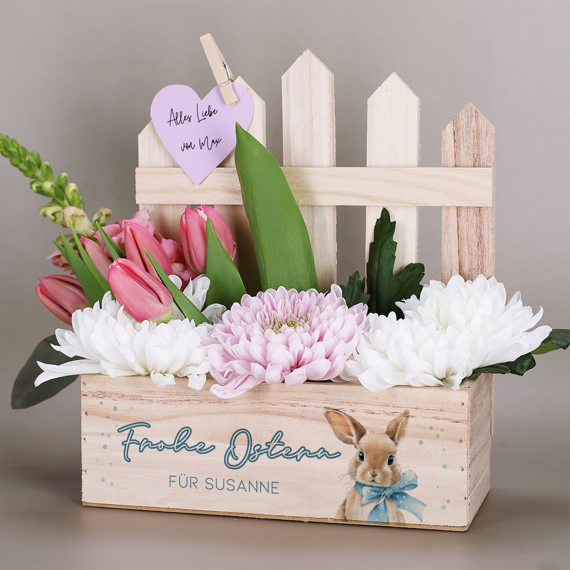 Zaun Pflanzkorb zu Ostern aus Holz mit rosa Tulpen, Chrysanthemen, Osterhasenmotiv und individuellem Wunschtext
