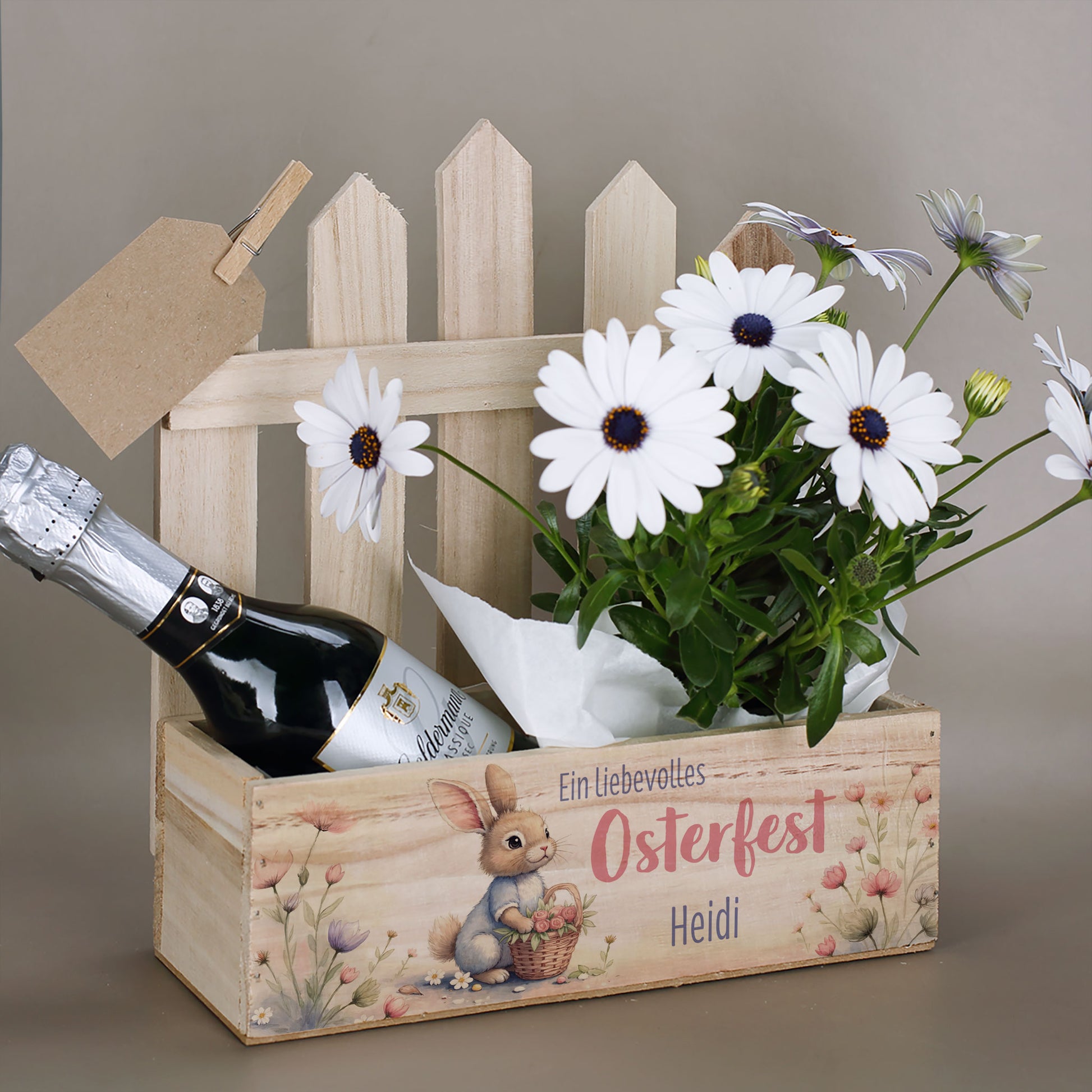 Personalisierter Osterkorb aus Holz mit Blumenarrangement und Hasenmotiv auf der Vorderseite