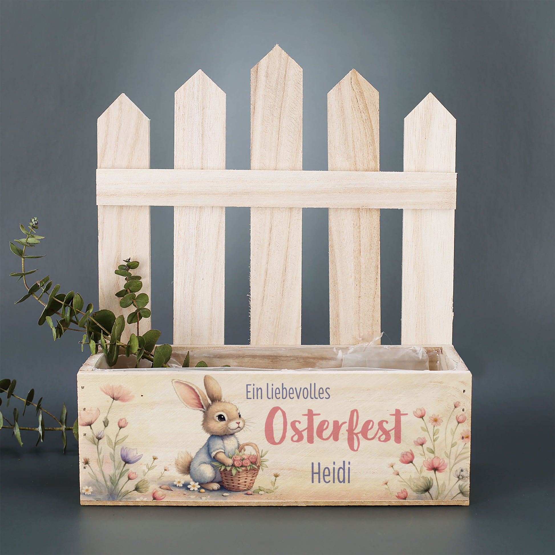 Pflanzkorb zu Ostern aus Holz mit Zaunrückwand und personalisiertem Namen – Osterdeko mit Blumen