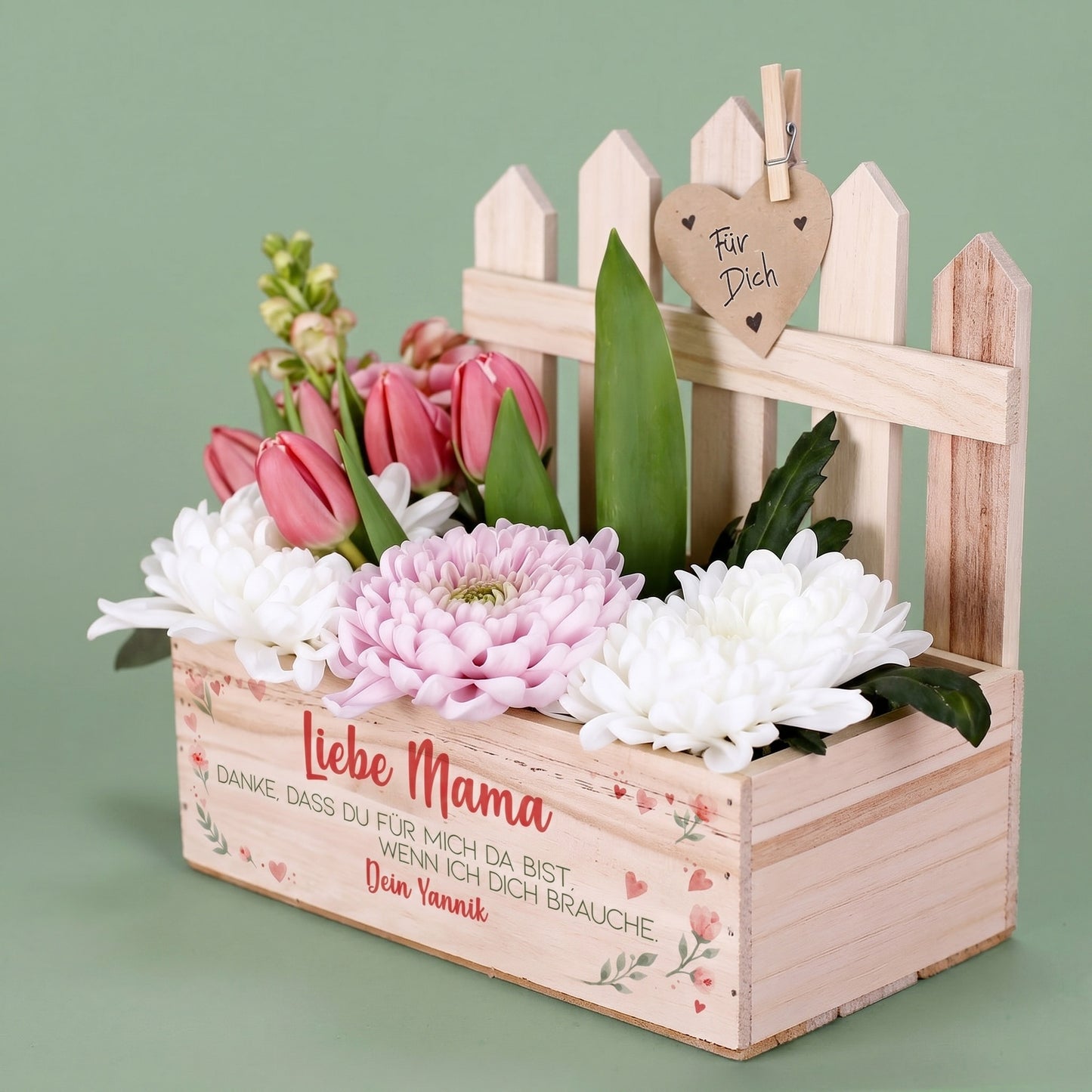Dekorativer Pflanzkorb mit Zaun und Blumen als Geschenkverpackung für Muttertag mit personalisiertem Druck
