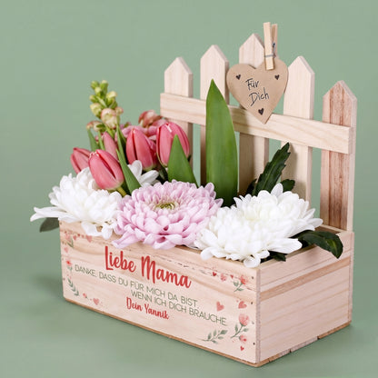 Dekorativer Pflanzkorb mit Zaun und Blumen als Geschenkverpackung für Muttertag mit personalisiertem Druck