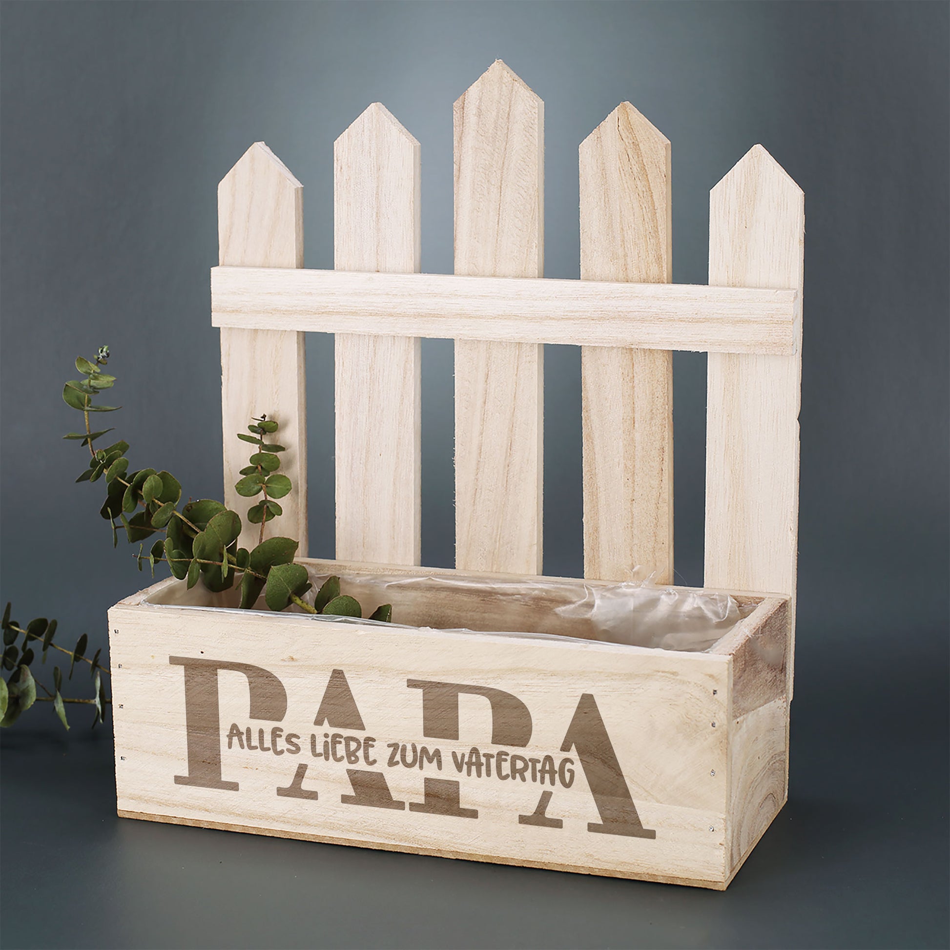 Leerer Pflanzkorb aus Holz mit Zaun und Folie innen Papa Motiv personalisiert