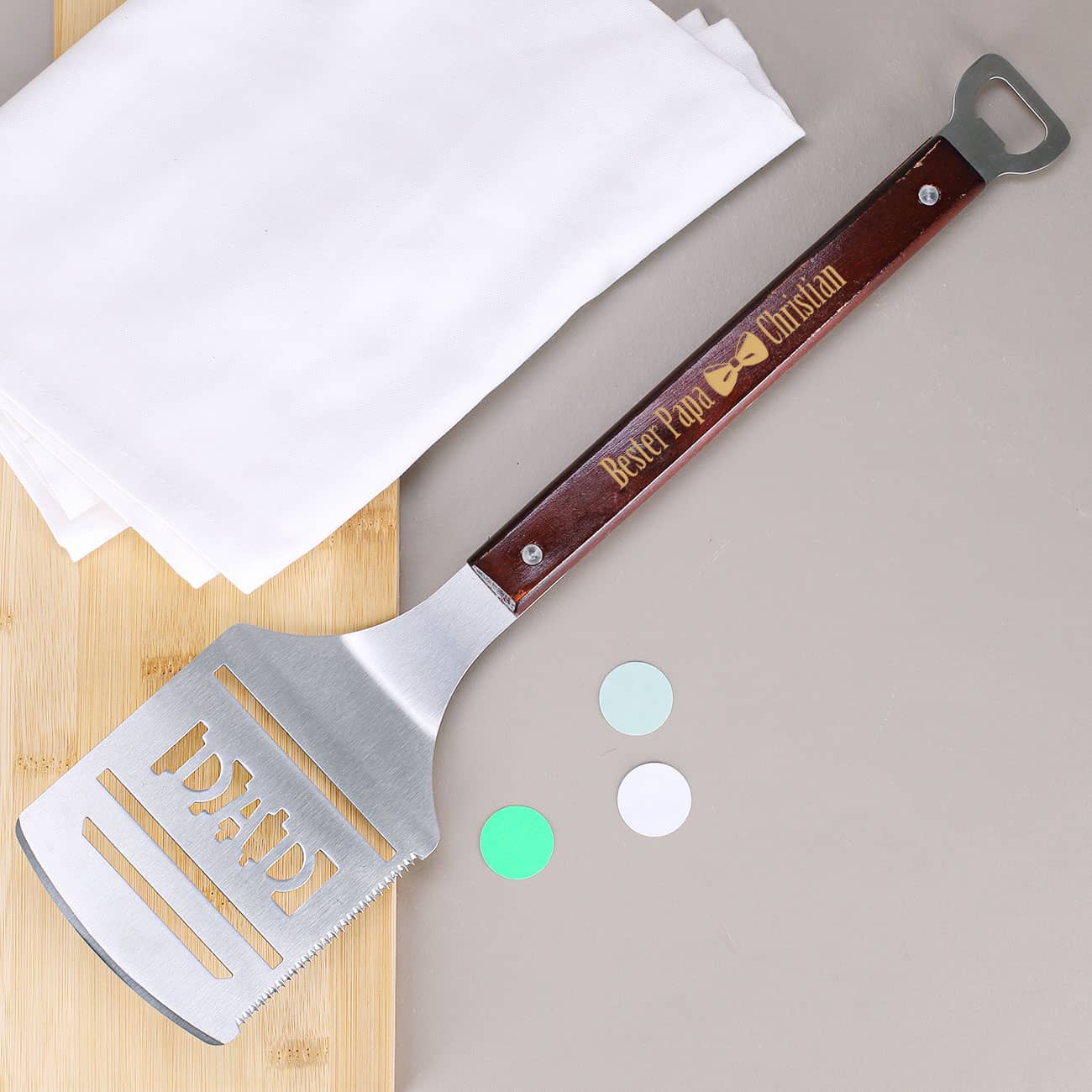 Pfannenwender mit Flaschenöffner zum Vatertag mit persönlicher Gravur