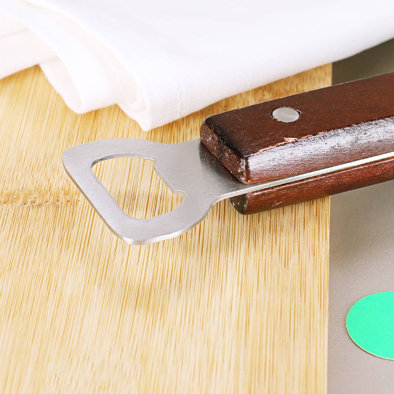 Praktischer Flaschenöffner am Griff