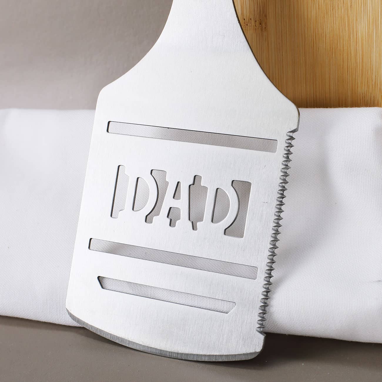 DAD-Schriftzug mit praktischen Sägemesser