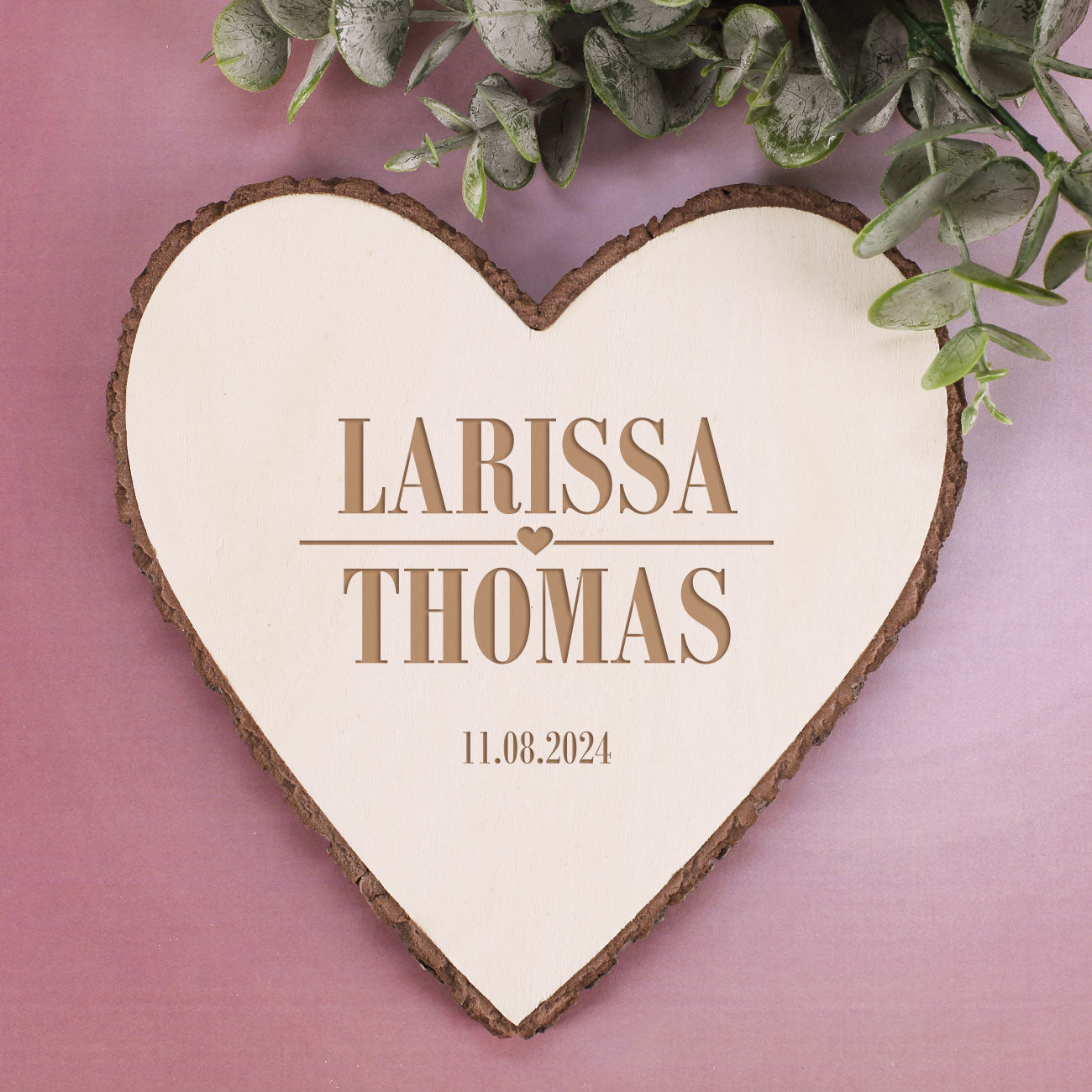 Personalisierte Holzscheibe mit Wunschnamen und Datum verziert