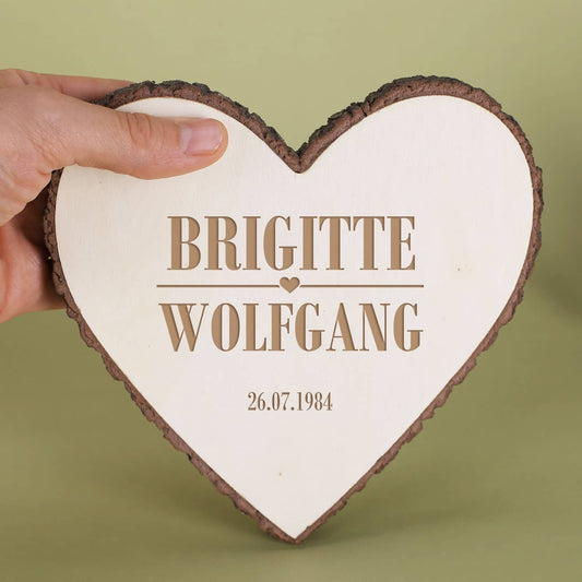 Herzplatte aus Holz mit Namen des Brautpaares und Datum graviert