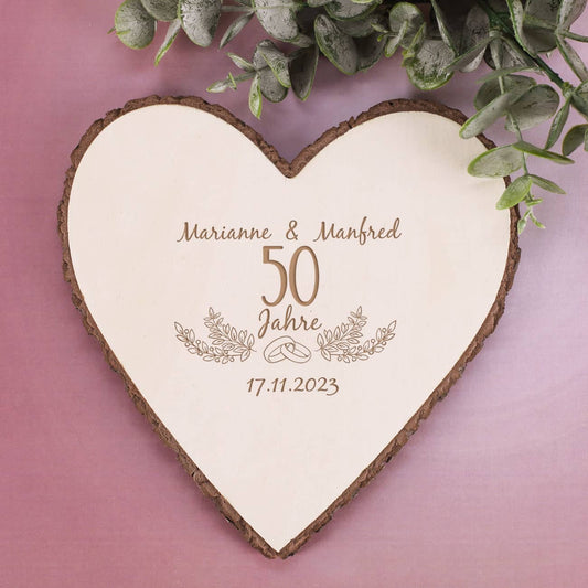 Holzplatte in Herzform mit Wunschnamen, Jubiläum und Datum des besonderen Tages graviert