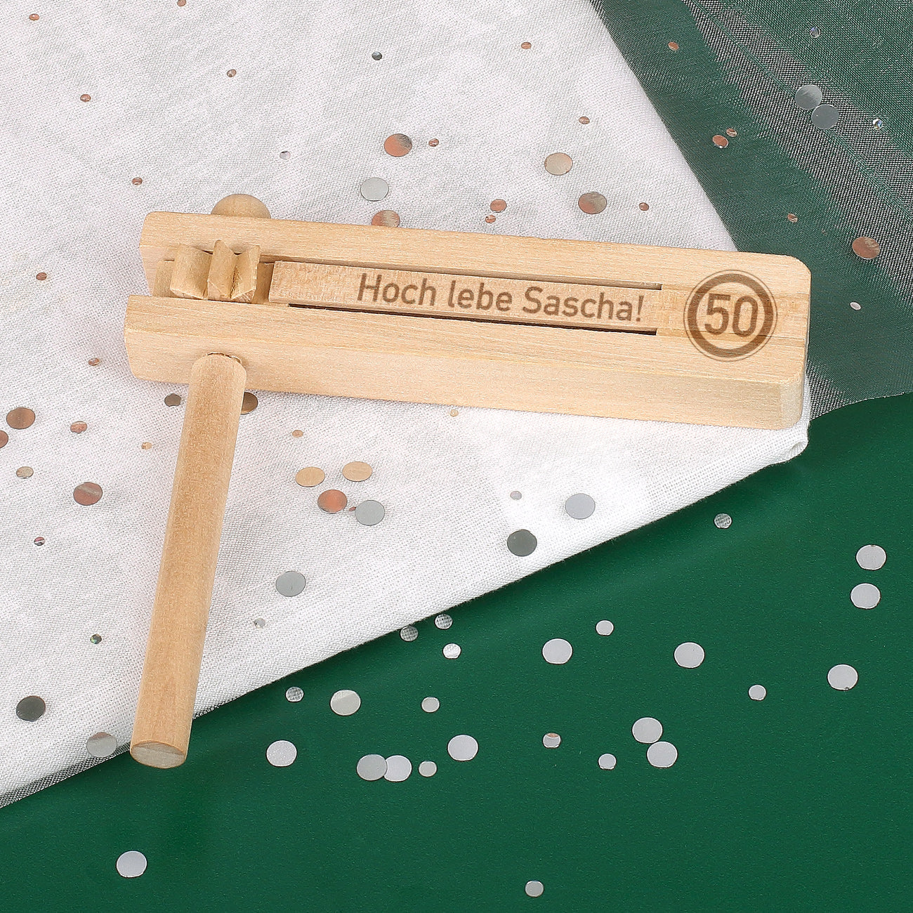 Personalisierte Holzratsche zum Geburtstag mit Verkehrszeichen und Wunschtext | Gastgeschenk