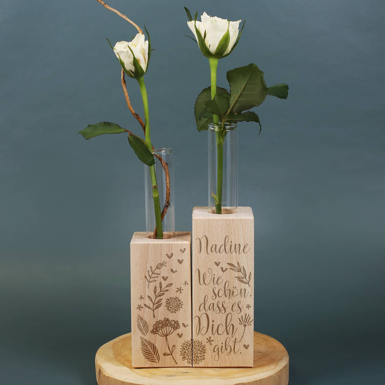 Holzsockel mit Reagenzgläschen als Vase mit persönlicher Gravur