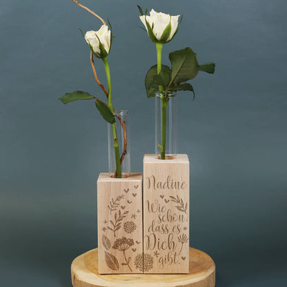 Holzsockel mit Reagenzgläschen als Vase mit persönlicher Gravur