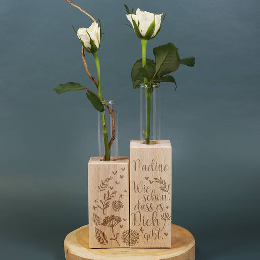 Holzsockel mit Reagenzgläschen als Vase mit persönlicher Gravur