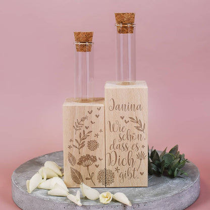 Blumenvase aus Holz mit Reagenzgläsern mit Gravur von Name