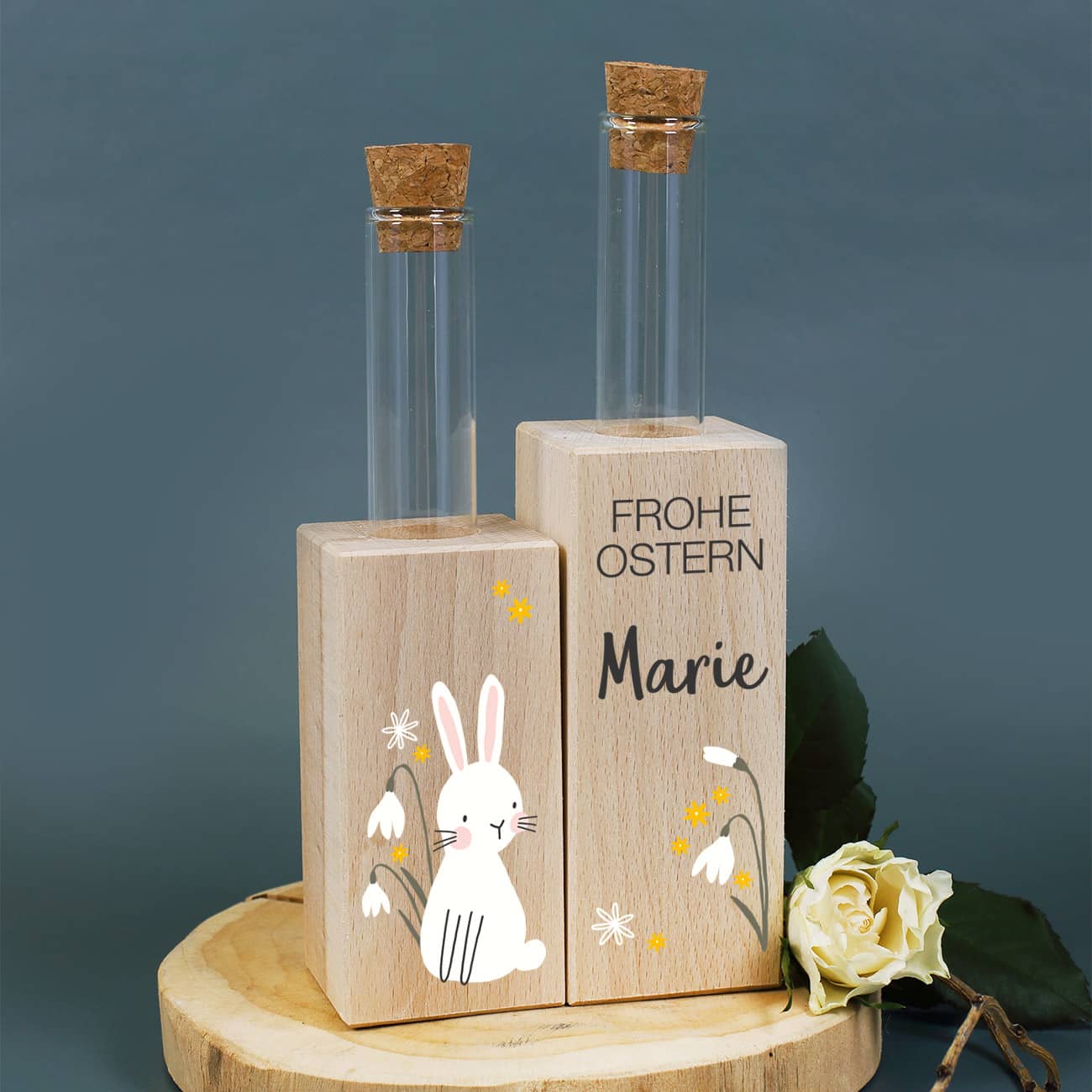 Holzvase mit Osterhase, Schneeglöckchen und Wunschtext bedruckt