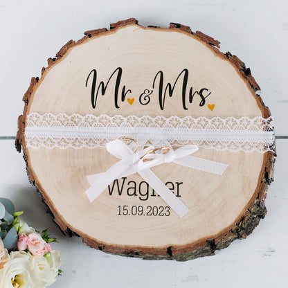Persönliches Ringkissen aus Holz - Mr & Mrs - mit Name und Datum