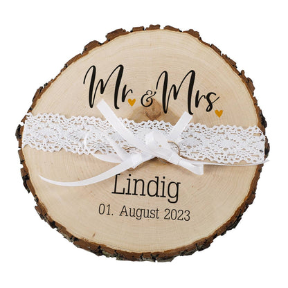 Baumscheibe mit Spitzenbordüre, Schleifen und persönlichen Mr & Mrs - Aufdruck zur Hochzeit