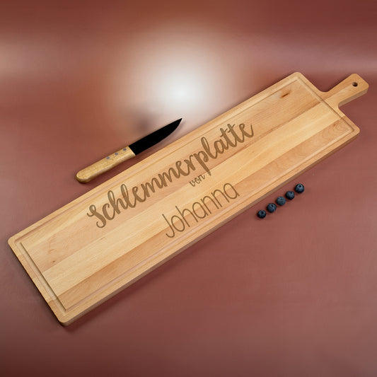 XXXL Servierbrett aus gedämpftem Buchenholz mit Gravur „Schlemmerplatte von Johanna“ auf braunem Hintergrund mit Messer