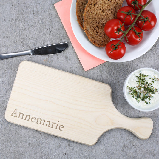 Brettchen aus Holz mit Griff und Name graviert