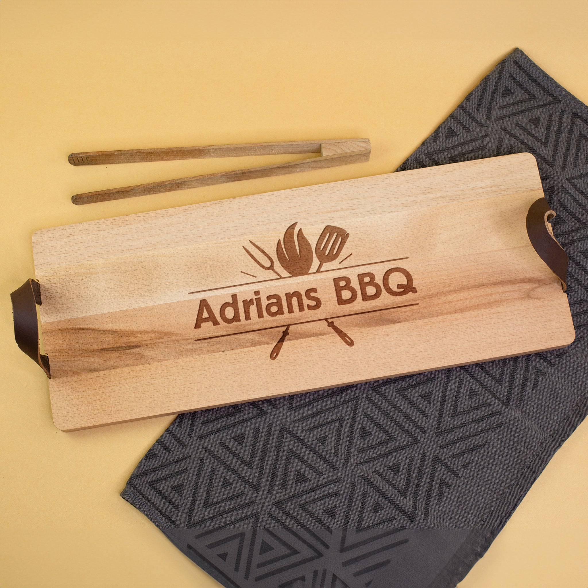 Servierbrett aus Buchenholz mit Ledergriffen und individueller Grillgravur „Adrians BBQ“