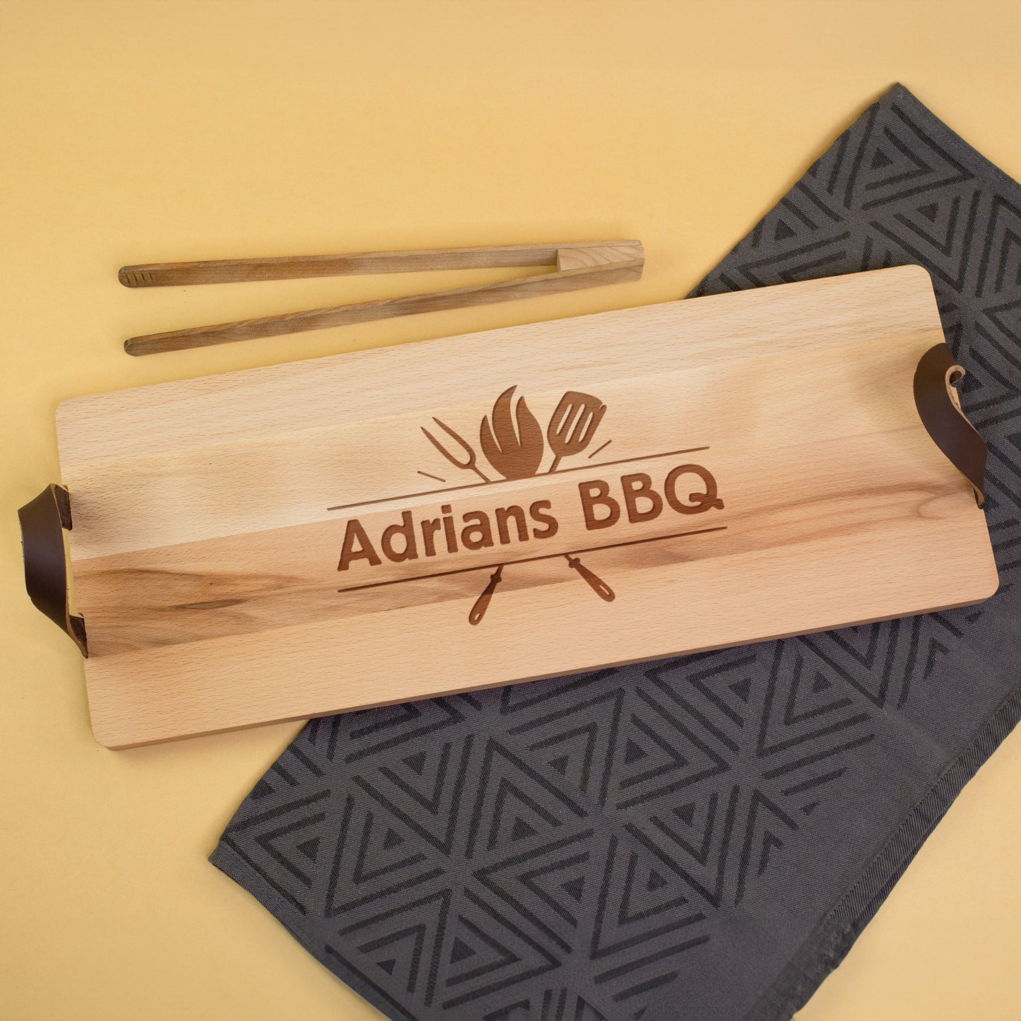 XL-Holzbrett mit Gravur und Grillmotiv, personalisiert mit Wunschtext
