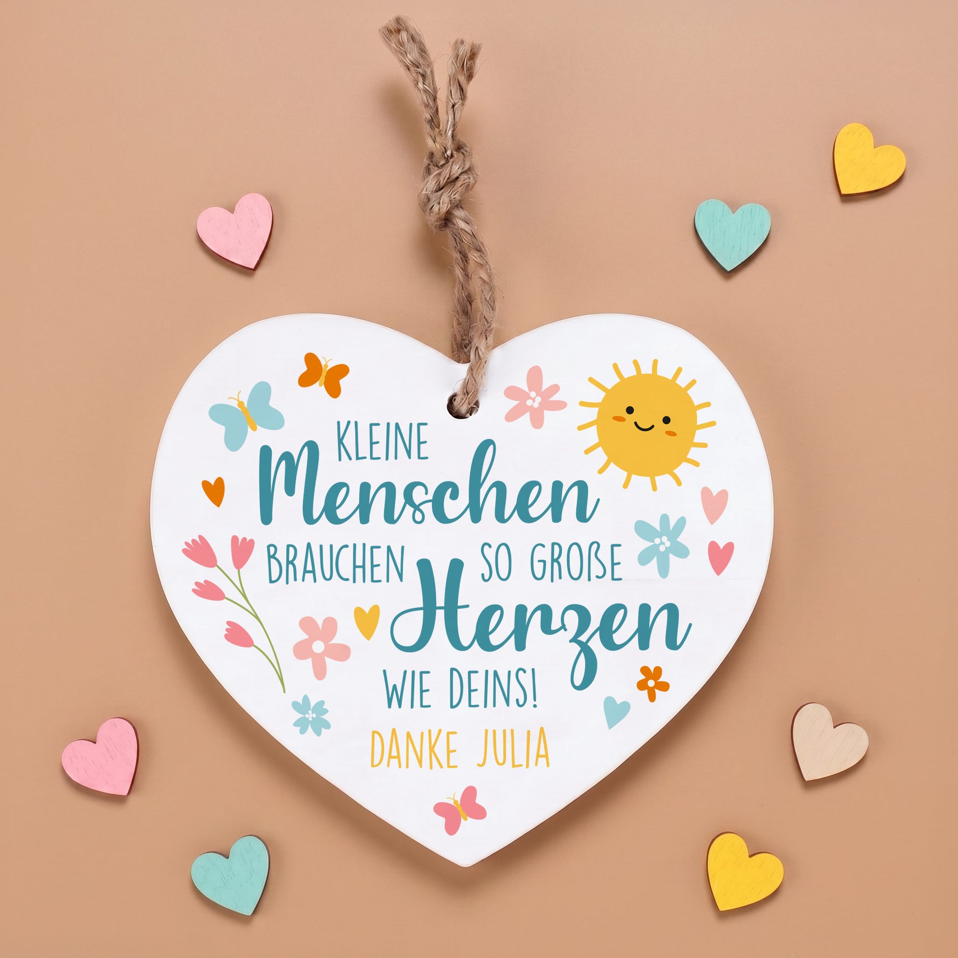 Personalisiertes Holzherz mit Spruch Kleine Menschen brauchen so große Herzen wie deins und Wunschtext Danke Julia