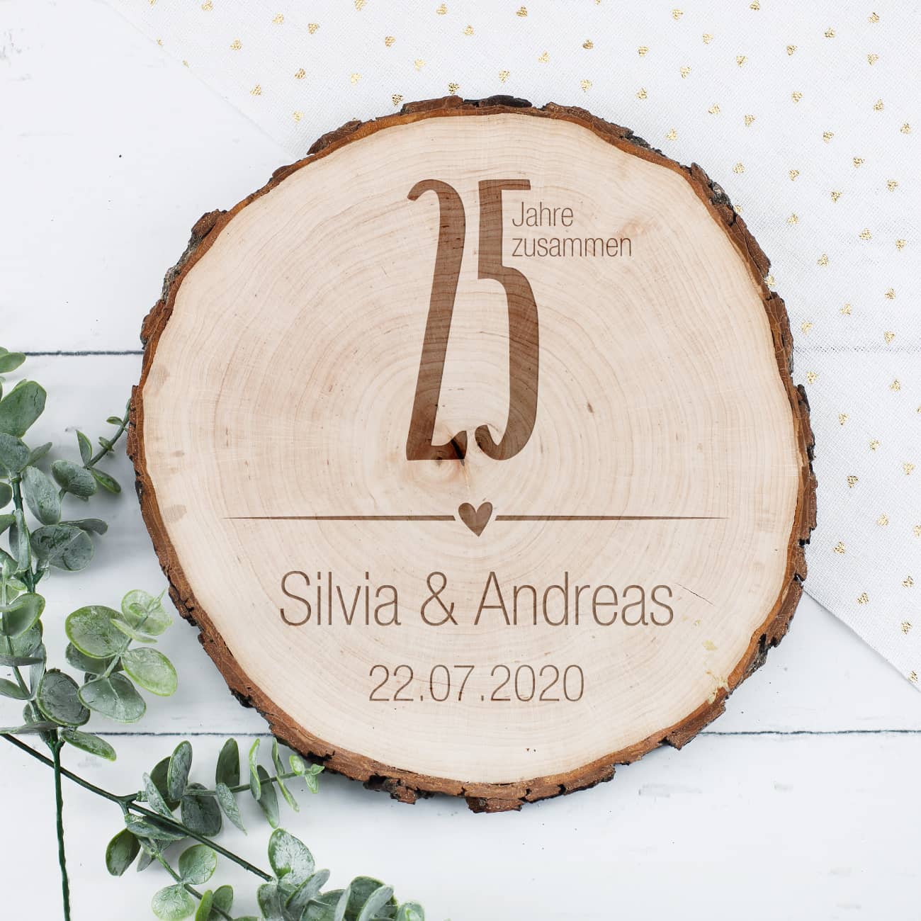 Gravierte Holzscheibe mit Rinde zur Silbernen Hochzeit