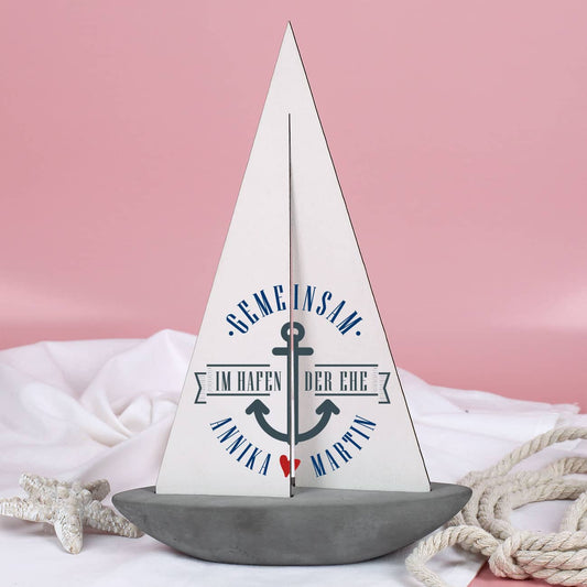 Deko Segelschiff mit Aufdruck Gemeinsam im Hafen der Ehe und den Namen des Ehepaars