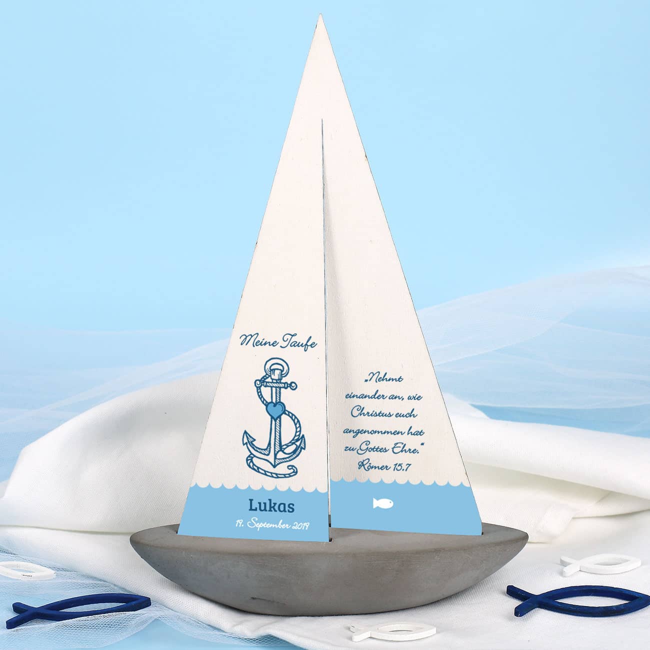 bedrucktes Segelboot mit maritimen Motiv aus Anker und Herz mit Wunschtext zur Taufe