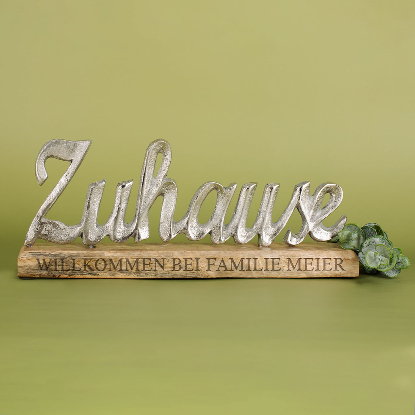 Gravierte Skulptur "Zuhause" mit Wunschtext - Dekoration aus Aluminium mit Holzsockel