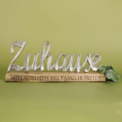 Gravierte Skulptur "Zuhause" mit Wunschtext - Dekoration aus Aluminium mit Holzsockel