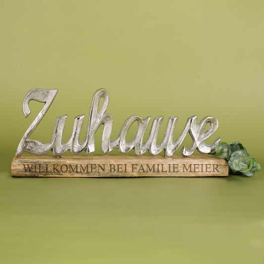 Gravierte Skulptur "Zuhause" mit Wunschtext - Dekoration aus Aluminium mit Holzsockel
