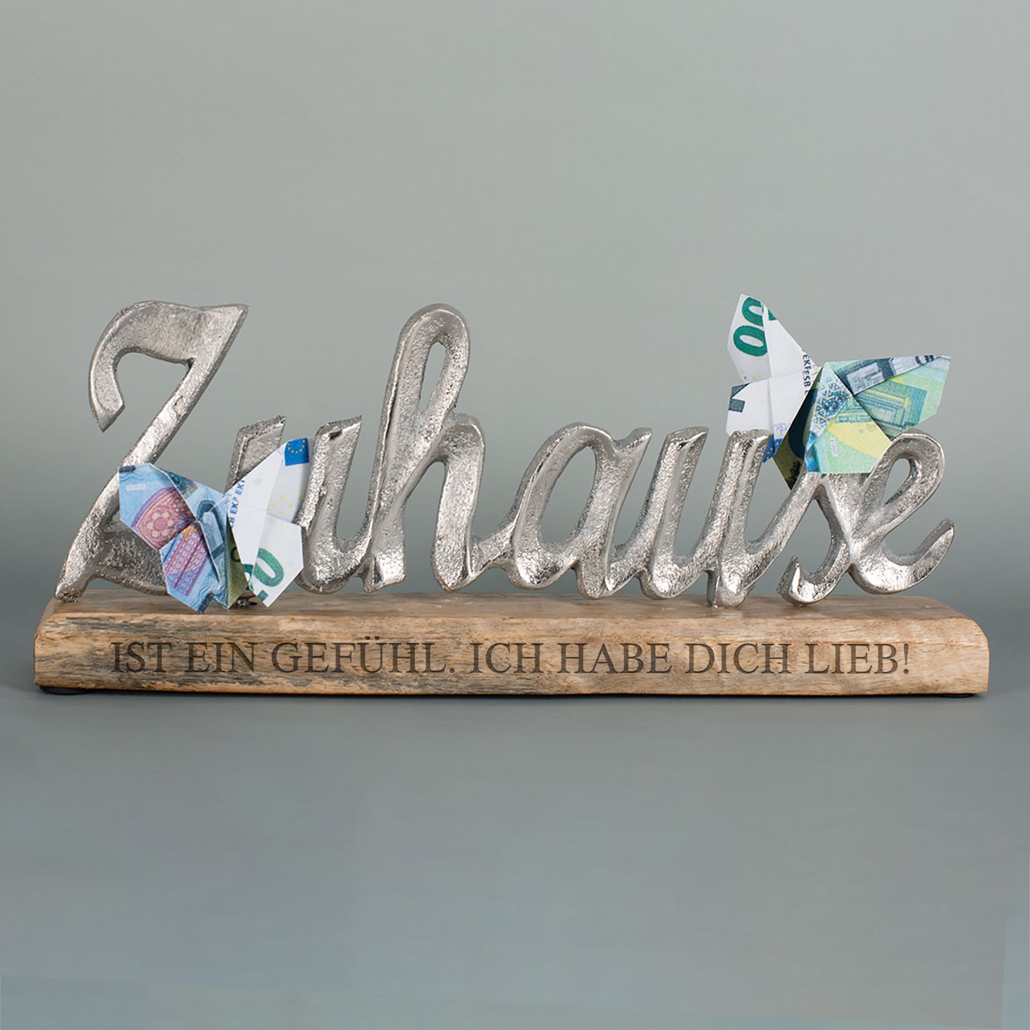 Gravierte Skulptur "Zuhause" mit Wunschtext - Dekoration aus Aluminium mit Holzsockel