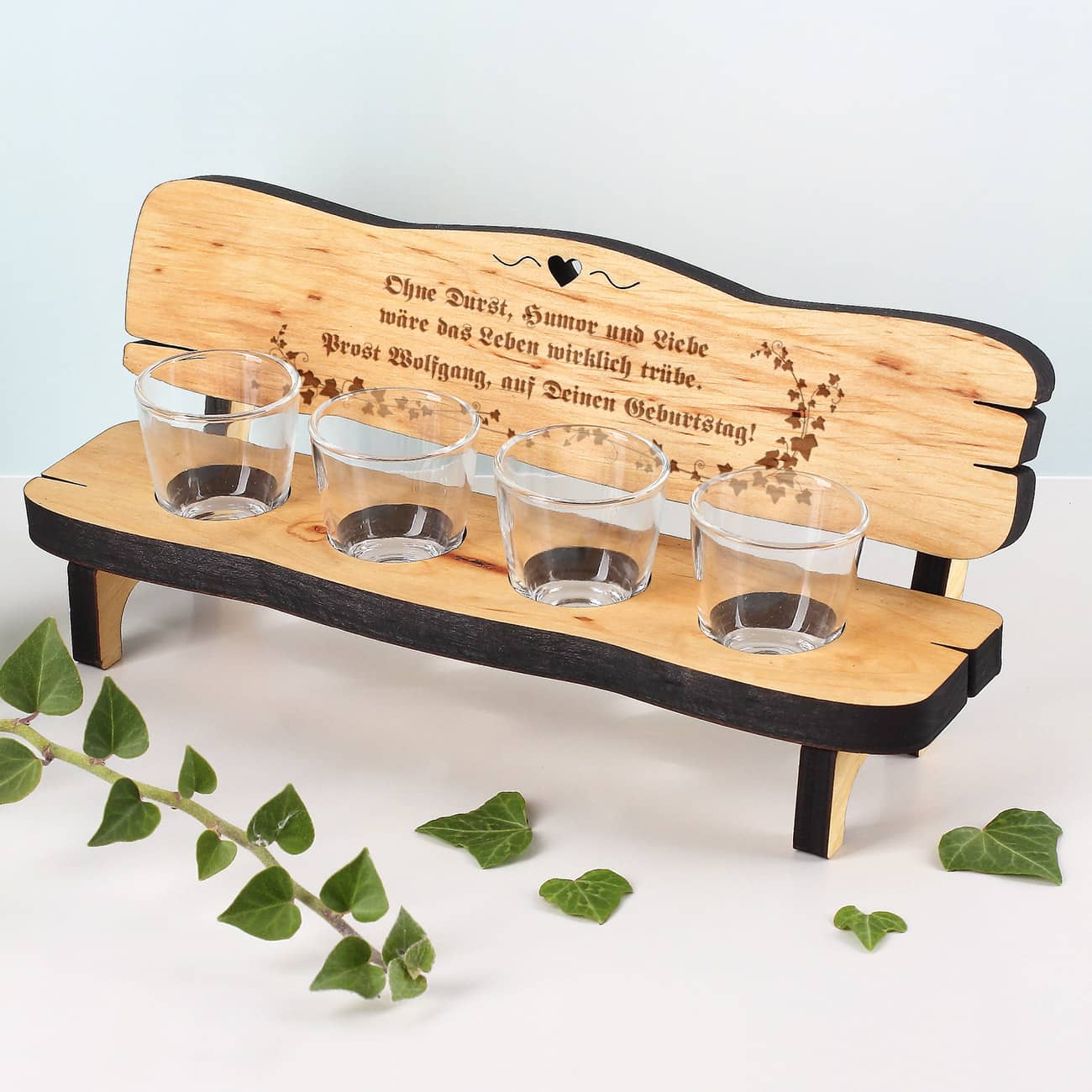 Gravierte Schnapsbank mit 4 Gläsern
