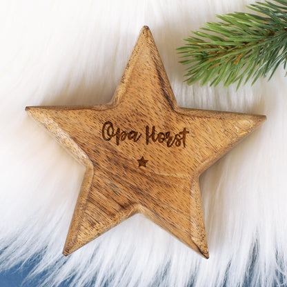 Personalisierter Holzstern mit Gravur „Opa Horst“ auf weißem Fell und Tannenzweig