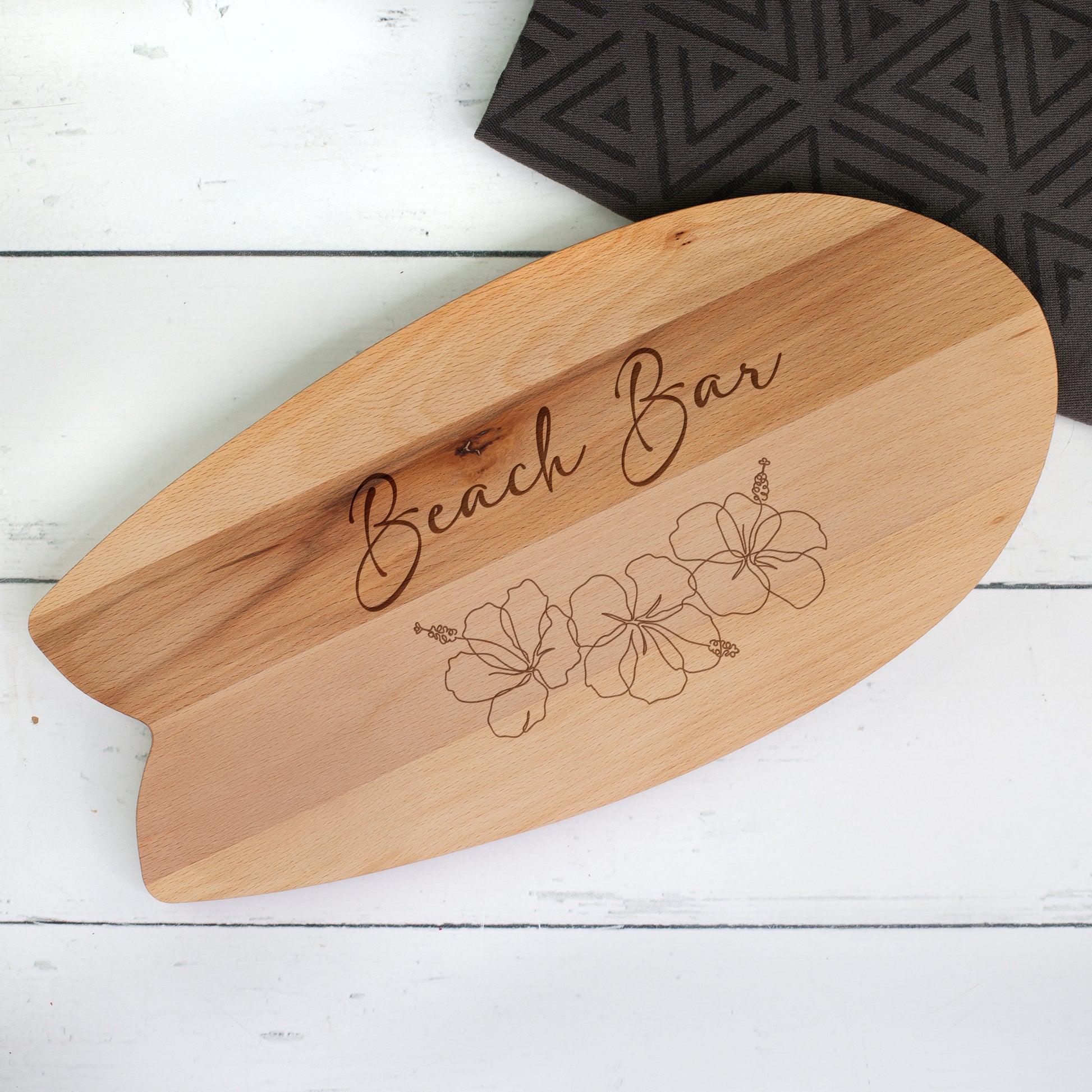 Servierbrett in Surfbrett-Form aus Holz mit Gravur „Beach Bar“ und Hibiskusblüten im Hawaii-Stil