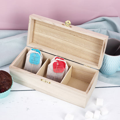 Geöffnete Teebox aus Holz mit drei Fächern, gefüllt mit Teebeuteln in Blau und Rot