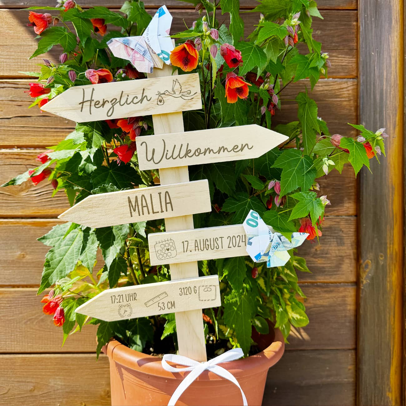 Gravierter Wegweiser als Geschenk zur Geburt