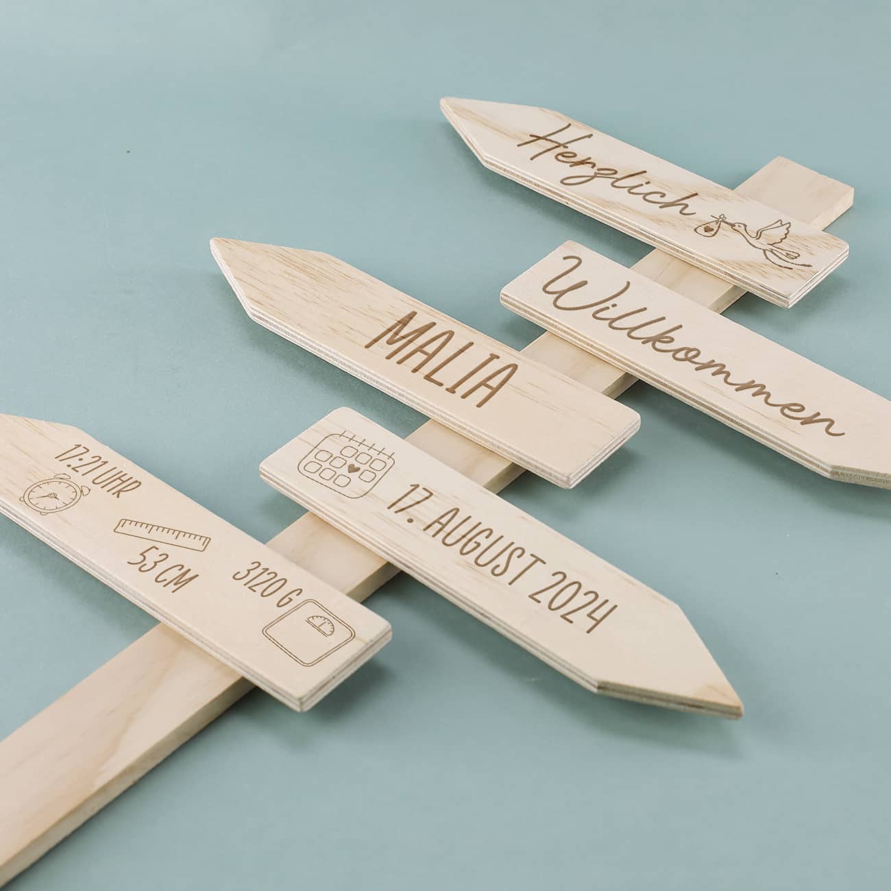 Gravierter Wegweiser als Geschenk zur Geburt