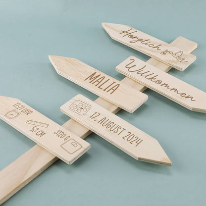 Gravierter Wegweiser als Geschenk zur Geburt