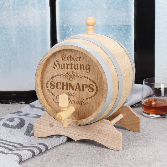 Holzfassfür Schnaps mit persönlicher Gravur eines Namens und eines Orts
