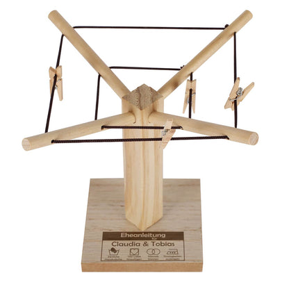 Wäschespinne aus Holz mit Klammern