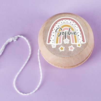 Yo-Yo mit Regenbogen-Motiv und Name Sophie auf lilafarbenem Hintergrund