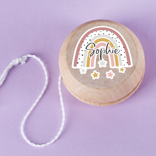 Yo-Yo mit Regenbogen-Motiv und Name Sophie auf lilafarbenem Hintergrund