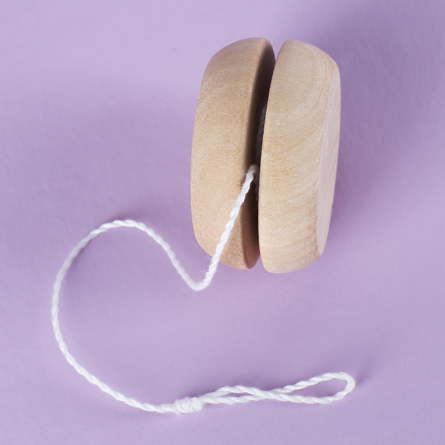 Seitliche Ansicht des Holz-Yo-Yos mit ausgezogener Schnur, personalisiert