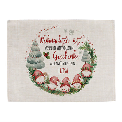 Platzdeckchen mit Wichtelmotiv und Weihnachtsbaum, festlicher Spruch in der Mitte, personalisiert mit Namen Luisa, auf hellem Hintergrund.