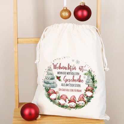 Großer Geschenksack mit Wichtelmotiv, Weihnachtsdeko im Hintergrund